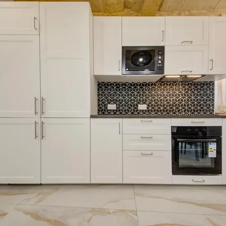 Stunning Modern-traditional 3br Townhouse In