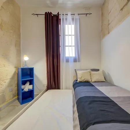 Stunning Modern-traditional 3br Townhouse In *