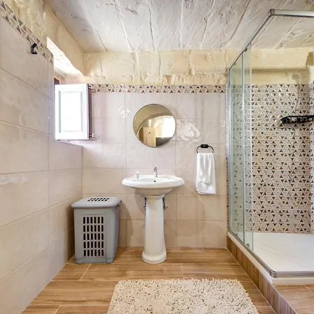Stunning Modern-traditional 3br Townhouse In *