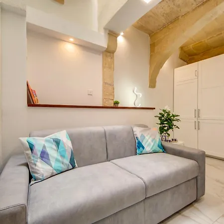Stunning Modern-traditional 3br Townhouse In Mosta