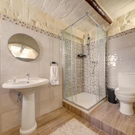 Stunning Modern-traditional 3br Townhouse In