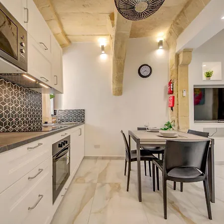 Stunning Modern-traditional 3br Townhouse In *