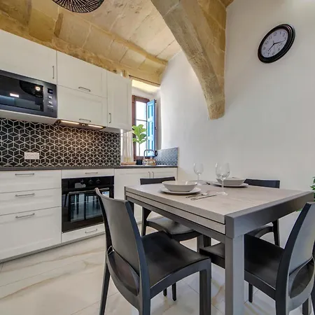 Stunning Modern-traditional 3br Townhouse In *