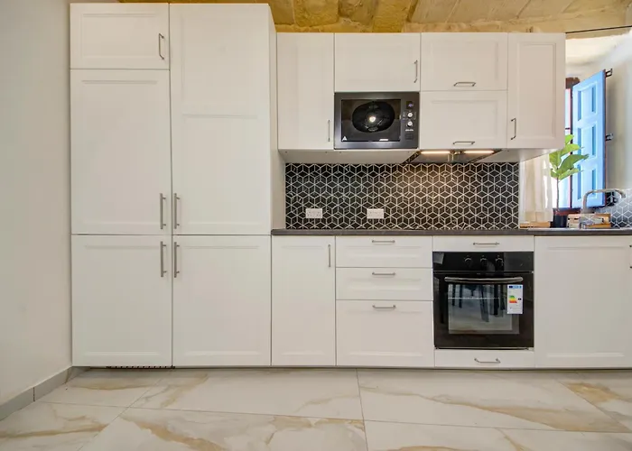 Stunning Modern-traditional 3br Townhouse In