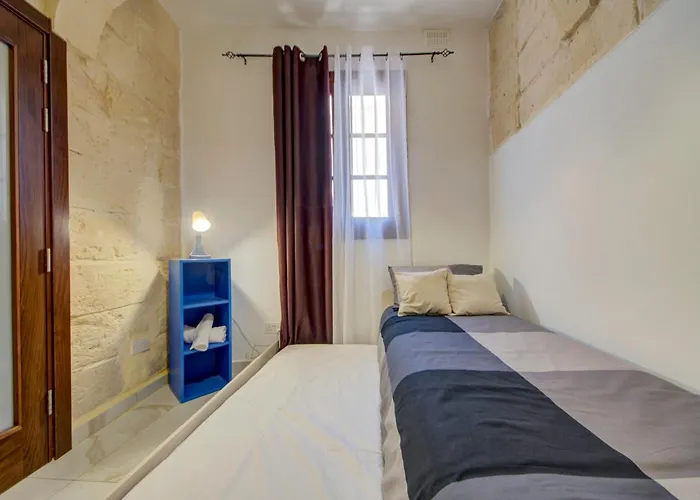 Stunning Modern-traditional 3br Townhouse In *